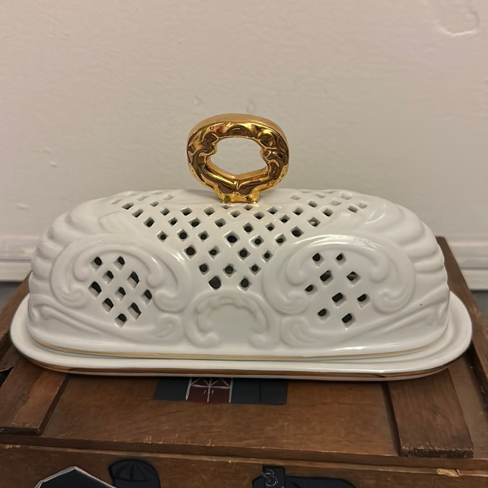 Unique Porcelain Treasurers Lattice Look Butter Dish w/Lid & Handle White & Gold